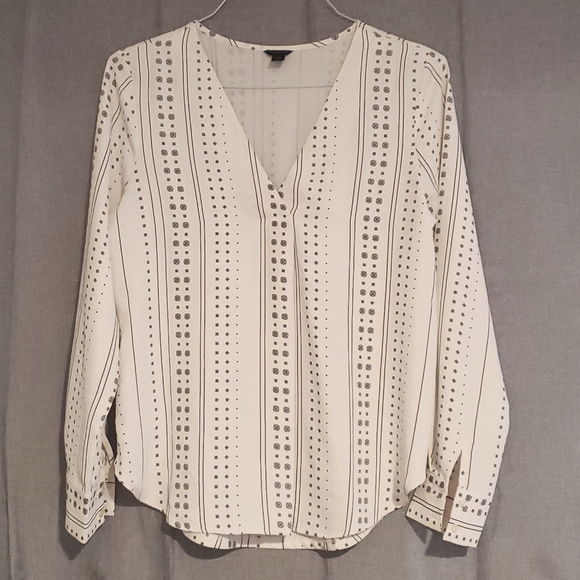 Ann Taylor Tops - NWOT Ann Taylor White and Black Patterned V Neck Blouse